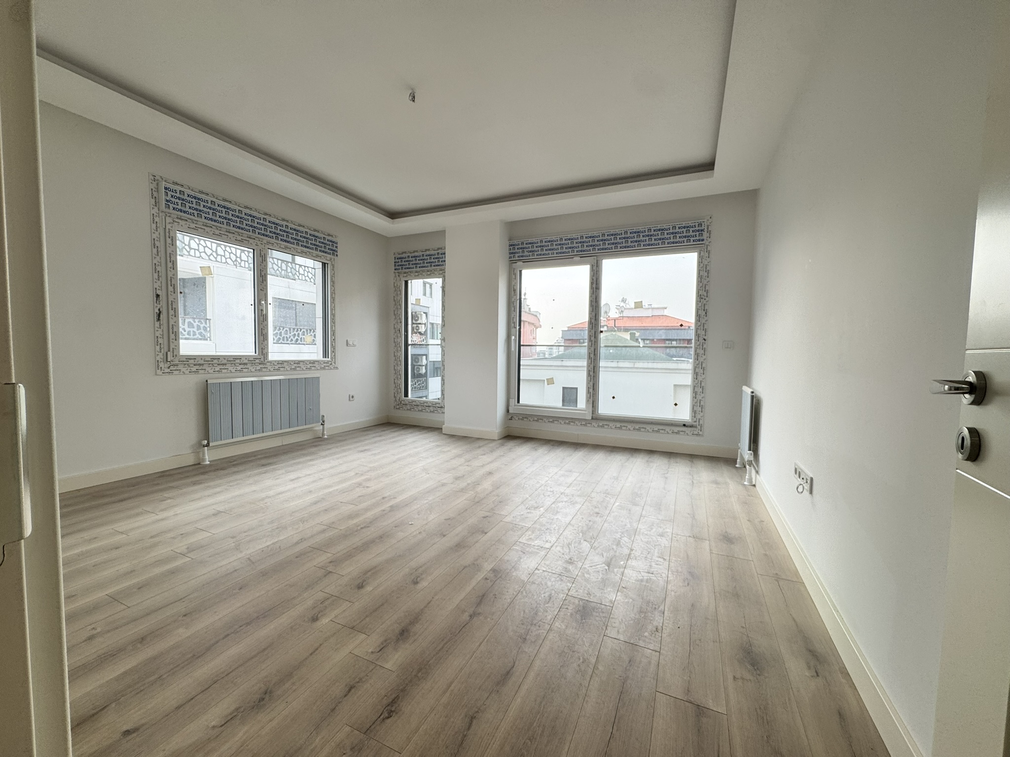 CADDEBOSTAN BAĞDAT CADDESİNE 2.PARALEL SOKAKTA SİTE KONSEPTİ 2+1